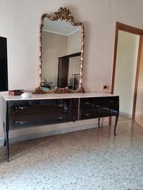 Comò con 4 cassetti e piano in marmo.