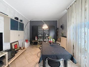 Appartamento di 138 m² con 5 locali e posto auto a