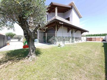 VILLA A SCHIERA A URAGO D'OGLIO