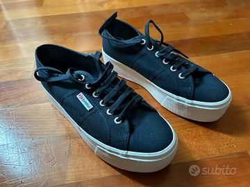 Sneakers Superga blu da donna con plateau.