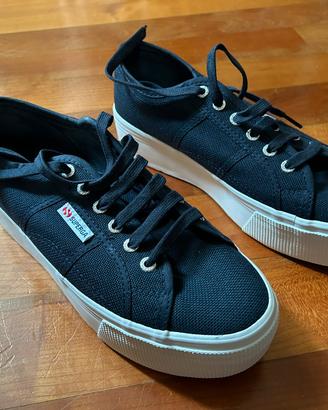 Sneakers Superga blu da donna con plateau.