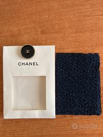 bottone originale Chanel con campione in tessuto