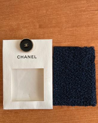 bottone originale Chanel con campione in tessuto