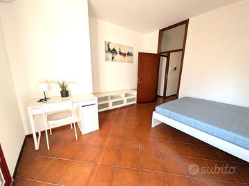 Stanza Balcone e Posto Auto