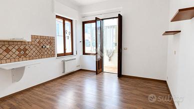 6 LOCALI A SAN GIOVANNI LA PUNTA