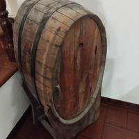 Cantinetta per vino a forma di botte