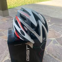 Scarpe gaerne e casco gist per ciclismo