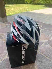 Scarpe gaerne e casco gist per ciclismo