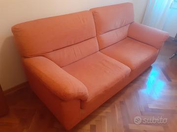 divano con due poltrone