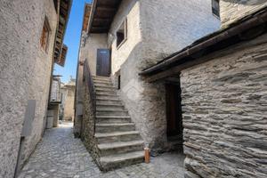 CASA SEMINDIPENDENTE A CHIESA IN VALMALENCO
