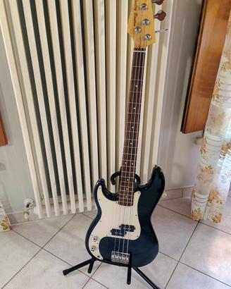 Basso con amplificatore e accessori 