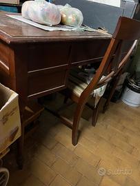 Scrivania in legno antica