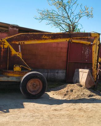 caricatore letame con benna 