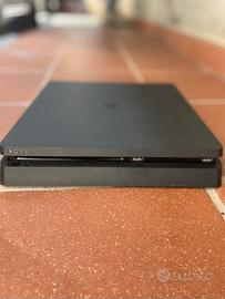 PS4 slim 500GB  + 2 Joystick + 4 Giochi + Cuffie
