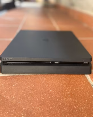 PS4 slim 500GB  + 2 Joystick + 4 Giochi + Cuffie
