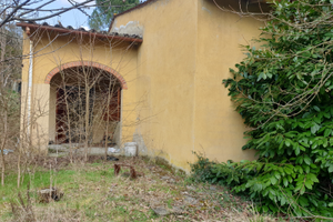 Rustico con terreno da ristrutturare