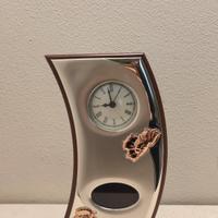 classico orologio a pendola da tavolo