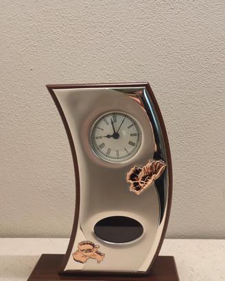 classico orologio a pendola da tavolo