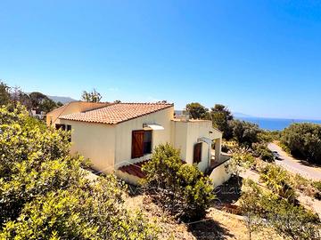 Casa al mare con giardino circostante