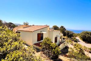 Casa al mare con giardino circostante