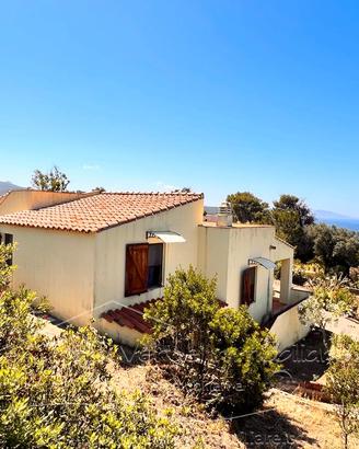 Casa al mare con giardino circostante
