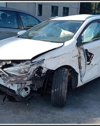TOYOTA Auris Touring Sports 2015 per ricambi