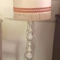 Piantana shabby chic con paralume e frange