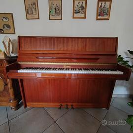 pianoforte a parete