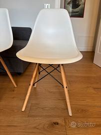 2 sedie bianche con gambe in legno