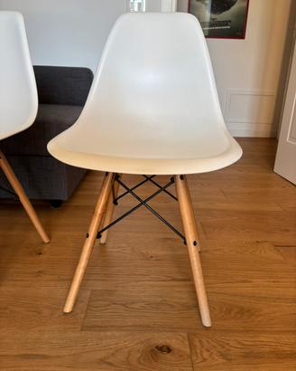 2 sedie bianche con gambe in legno
