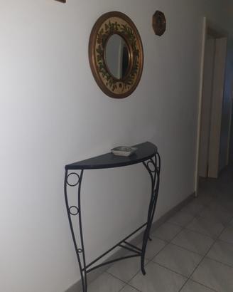 tavolino ingresso e soecchio a muro