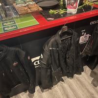 giacca e caschi di moto