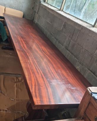 tavolo di legno lungo con sedie