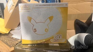 Etb 30 th anniversario pokemon piu regali carte