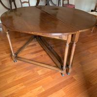 Tavolo tondo in noce 1600