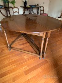 Tavolo tondo in noce 1600