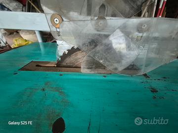 sega circolare e altri attrezzi