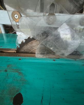 sega circolare e altri attrezzi