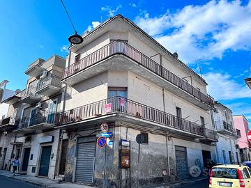 RIBASSO - Intero stabile- locale comm.+ 2 app.ti