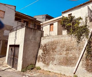 Casa due locali indipendenti con garage