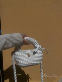 Borsa bianca realizzata a mano con l'uncinetto 