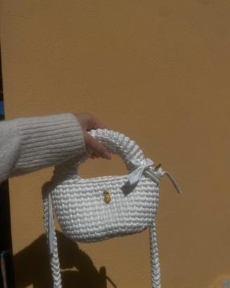 Borsa bianca realizzata a mano con l'uncinetto 