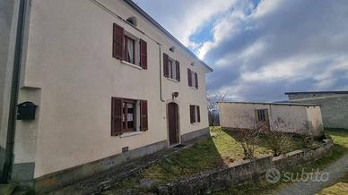 Villa di 200 m² con 5 locali e box auto a Bardi