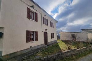 Villa di 200 m² con 5 locali e box auto a Bardi