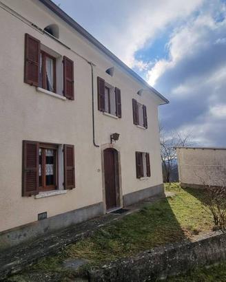 Villa di 200 m² con 5 locali e box auto a Bardi