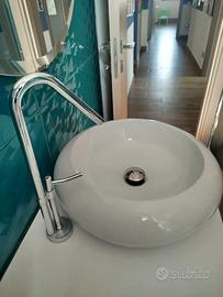 lavandino con rubinetto 
