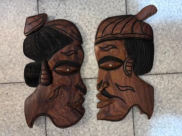 Coppia di maschere etniche in legno.