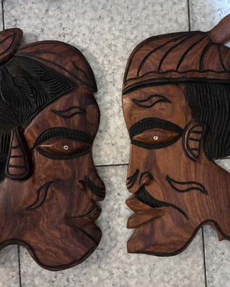 Coppia di maschere etniche in legno.