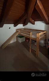 Letto bimbo/a  in legno con scivolo - come nuovo