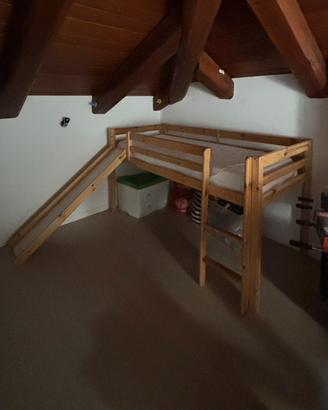 Letto bimbo/a  in legno con scivolo - come nuovo